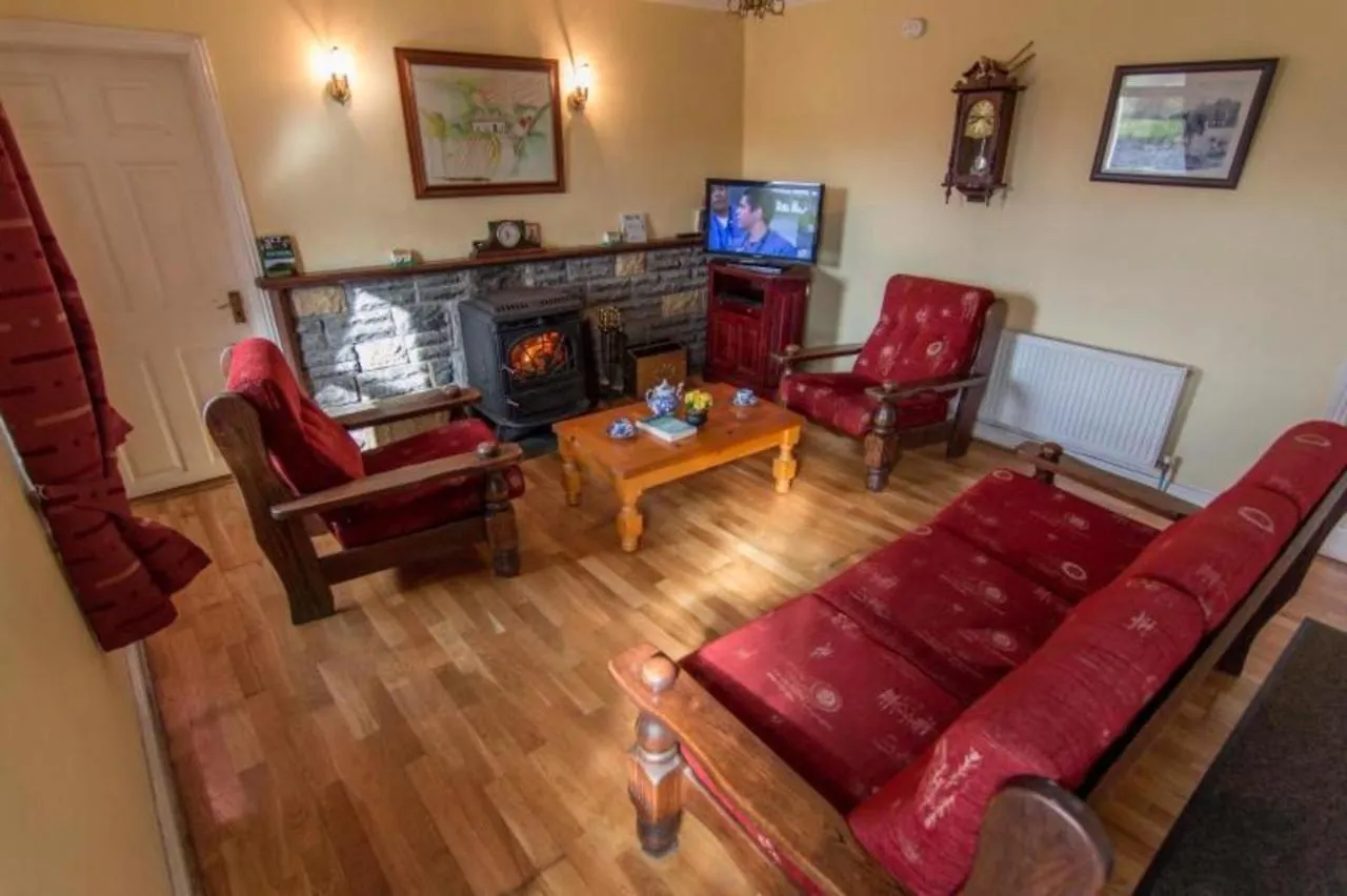 Stunning 3-Bedroom House With Private Garden Carracastle