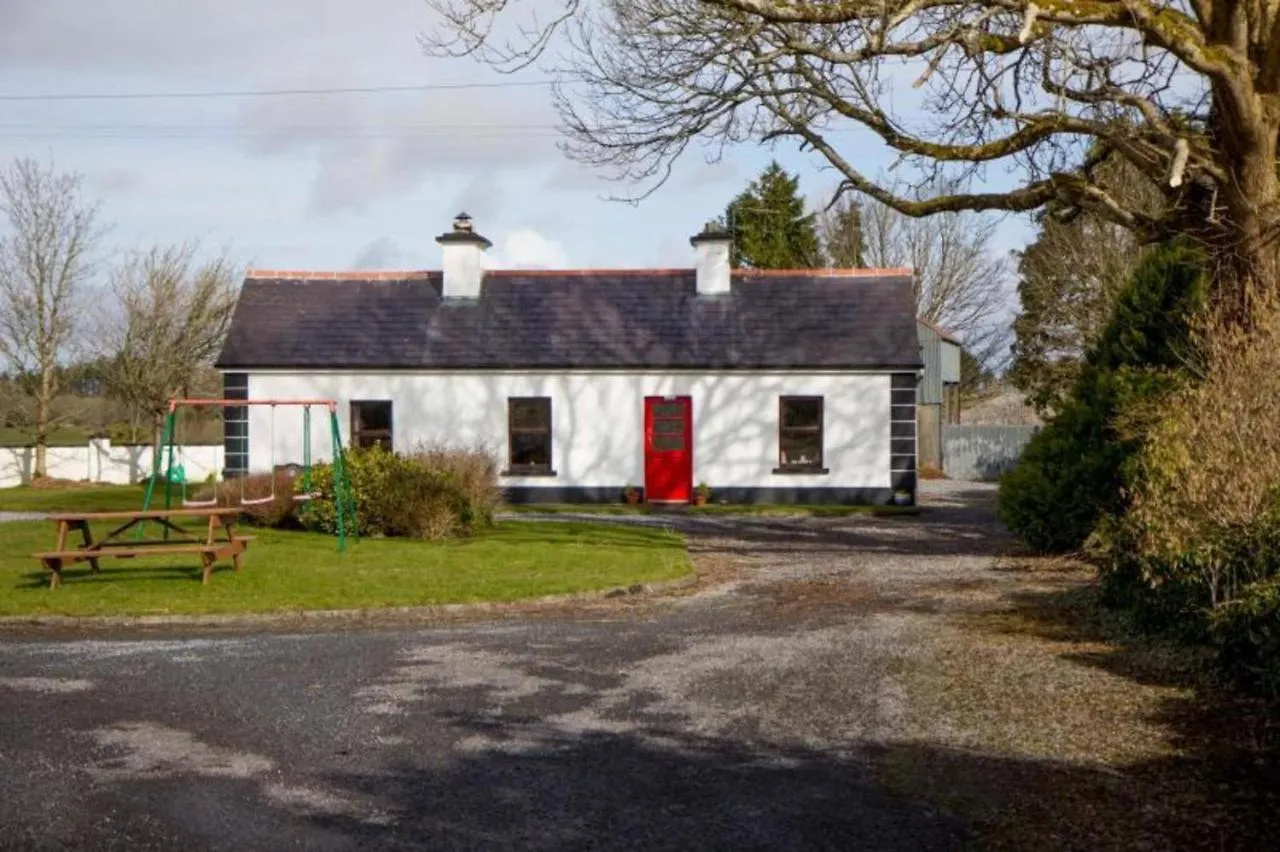 Stunning 3-Bedroom House With Private Garden Carracastle 0*,  Ireland